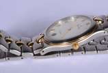 Bulova (1875),  - Relógio de pulso com caixa, pulseira, números e ponteiros em aço com dourado. No estojo, funcionando.