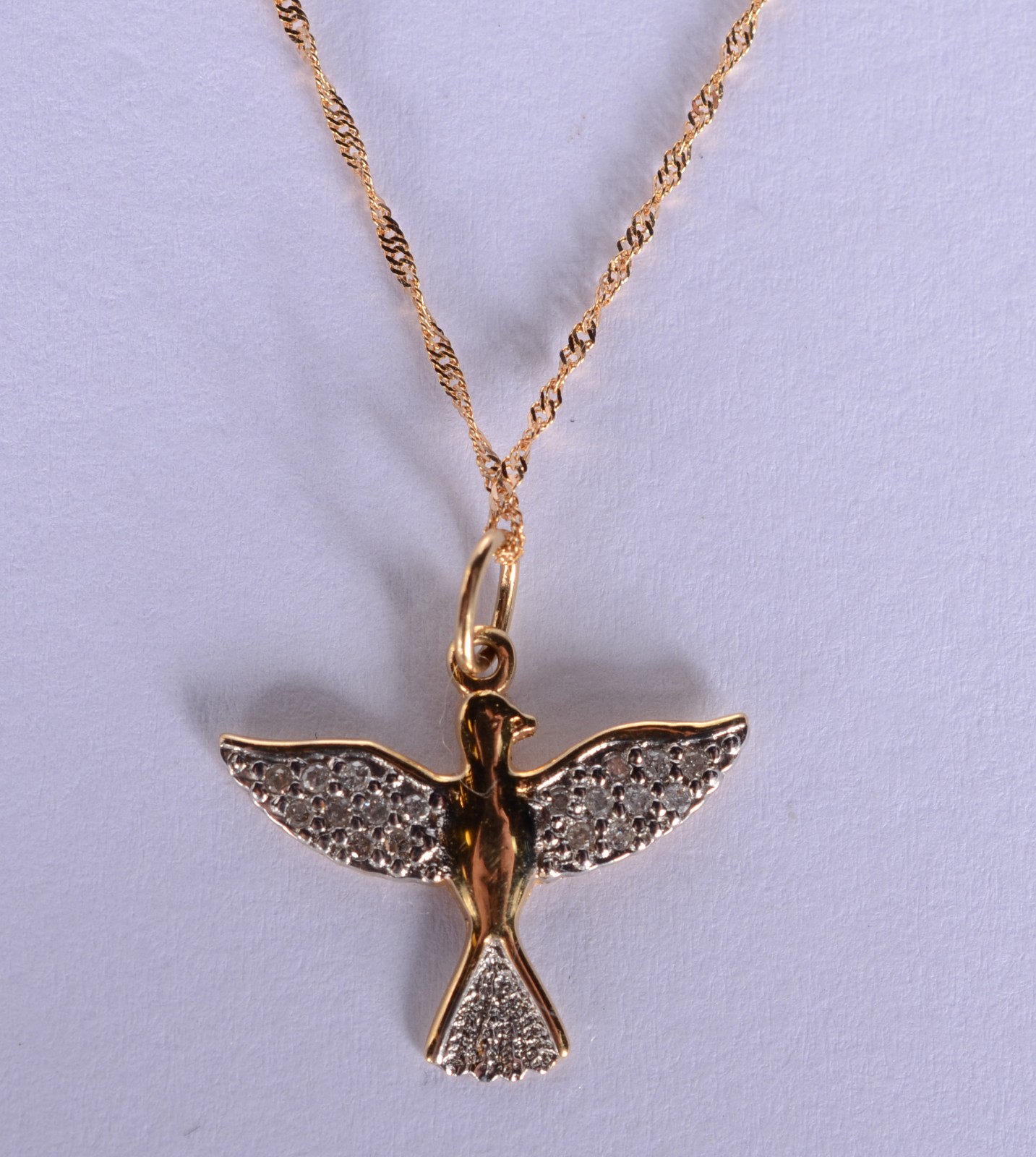 Colar com pendente na forma de Pomba da Paz de ouro 18 k., contraste... - foto 1 de 7