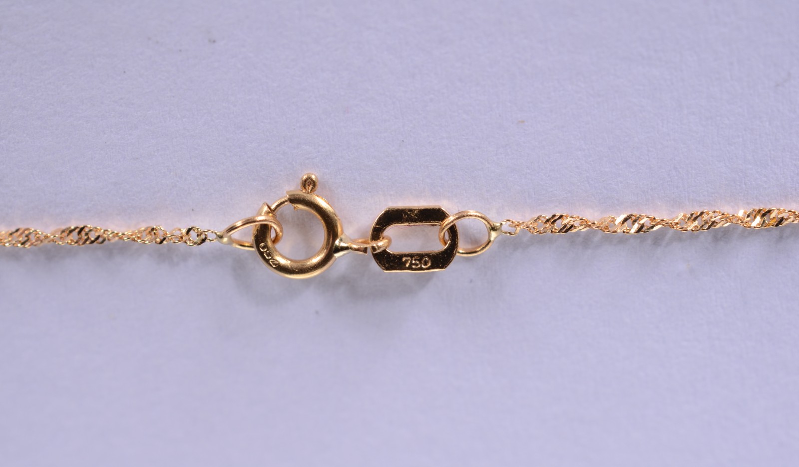 Colar com pendente na forma de Pomba da Paz de ouro 18 k., contraste... - foto 4 de 7