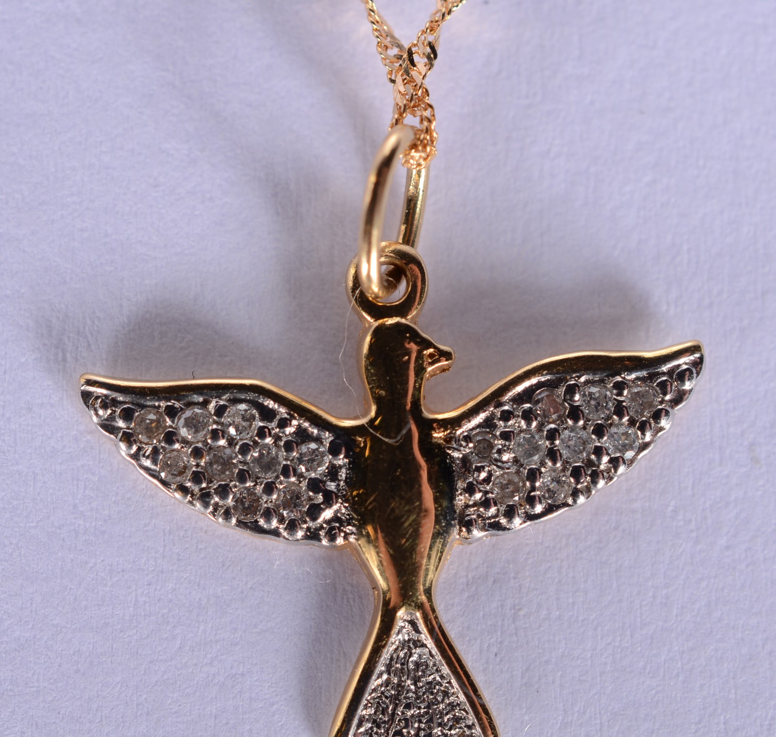 Colar com pendente na forma de Pomba da Paz de ouro 18 k., contraste... - foto 5 de 7