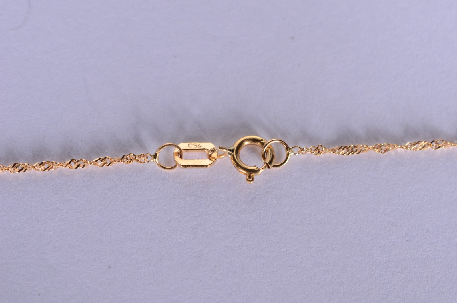 Colar com pendente na forma de Pomba da Paz de ouro 18 k., contraste... - foto 6 de 7