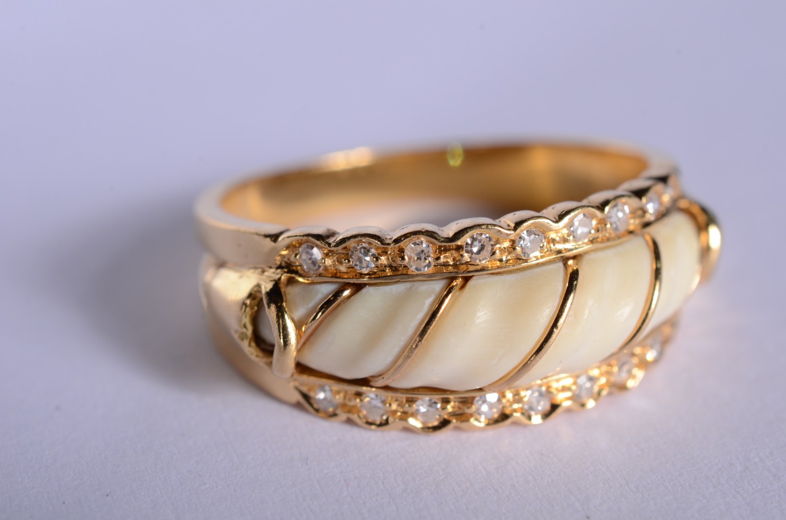 Anel de ouro 18 k., cravejado nas laterais com brilhantes, aro 18... - foto 2 de 6