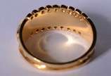 Anel de ouro 18 k., cravejado nas laterais com ... - Anel de ouro 18 k., cravejado nas laterais com brilhantes, aro 18.  (Por motivos de segurança a peça não se encontra na loja).