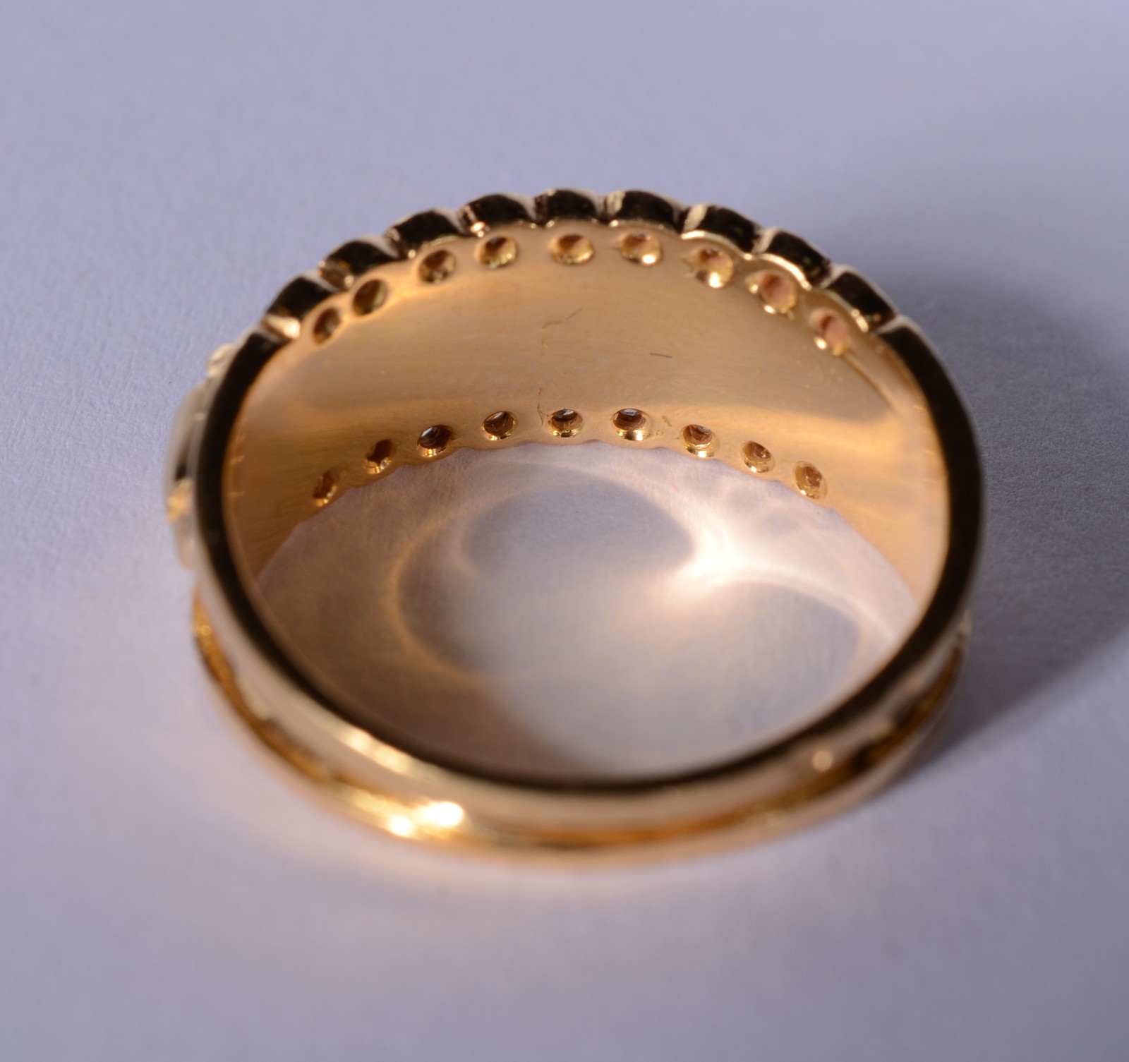 Anel de ouro 18 k., cravejado nas laterais com brilhantes, aro 18... - foto 3 de 6