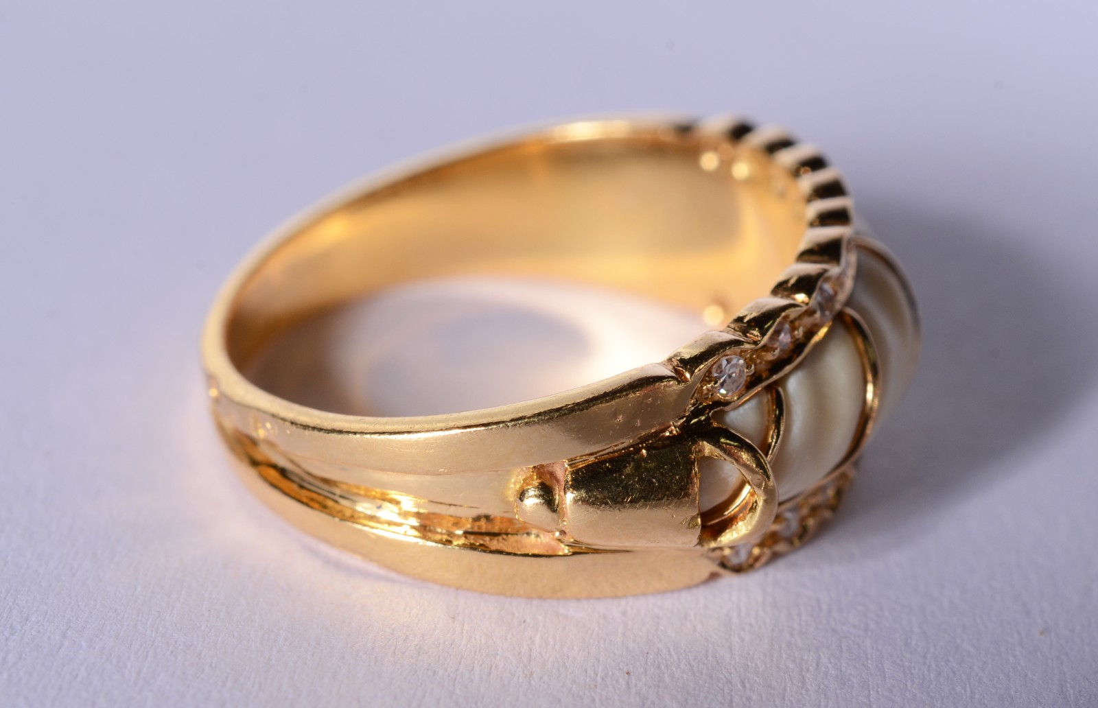 Anel de ouro 18 k., cravejado nas laterais com brilhantes, aro 18... - foto 4 de 6