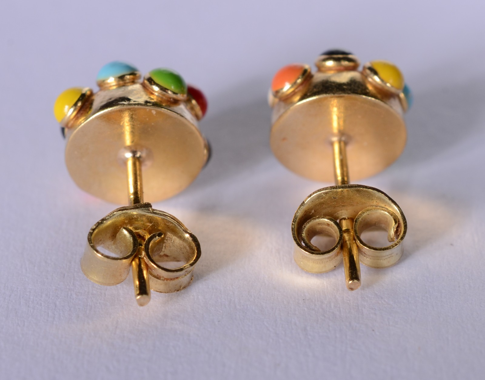 Par de brincos de ouro 18 k. com pedras coloridas.(Por motivos de... - foto 3 de 6