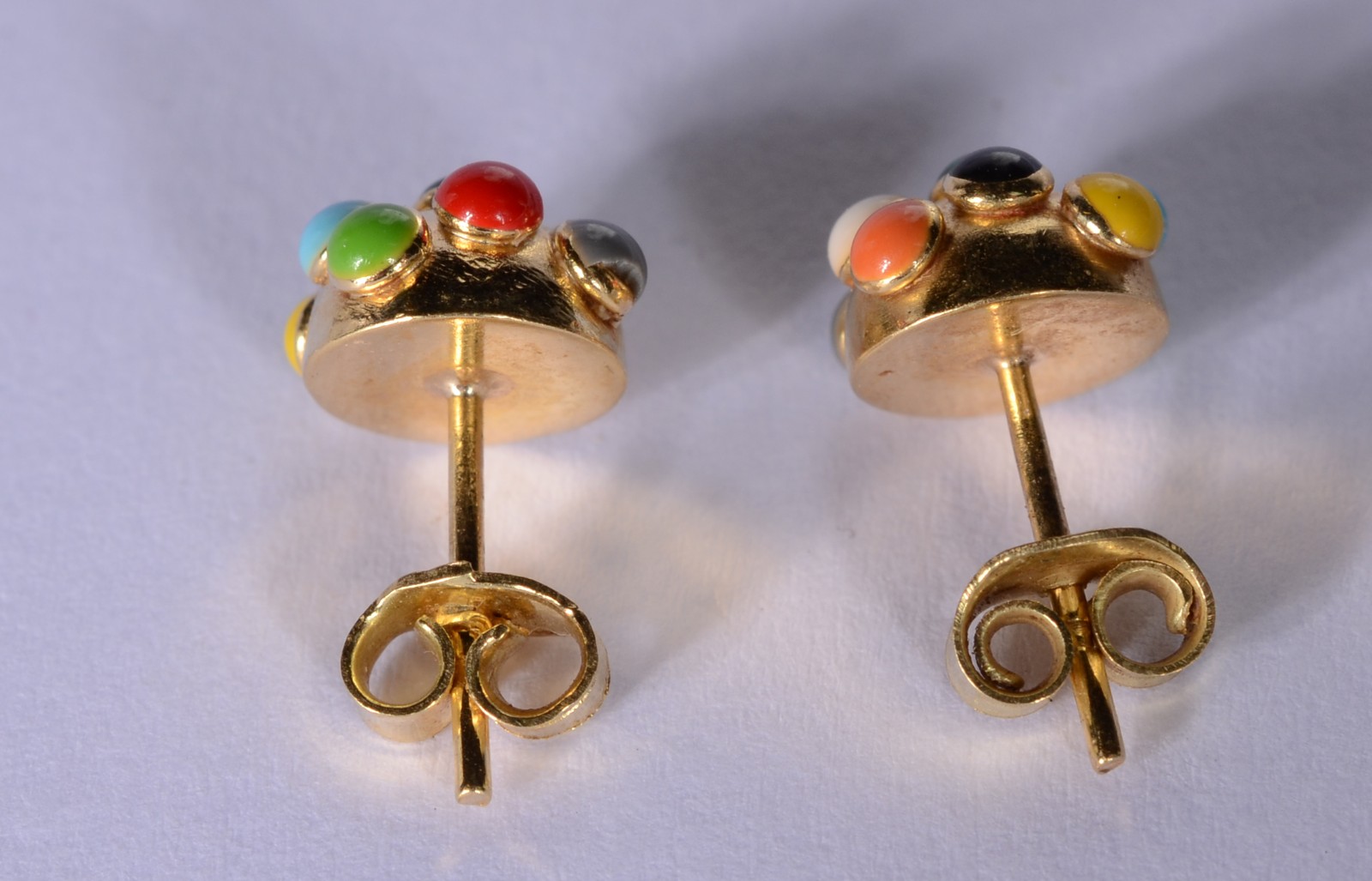 Par de brincos de ouro 18 k. com pedras coloridas.(Por motivos de... - foto 5 de 6