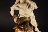 Raoul Larche (1860-1912),  - Belíssima escultura representando figura feminina esculpida em mármore sobre golfinho de metal dourado, assinada.