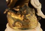 Raoul Larche (1860-1912),  - Belíssima escultura representando figura feminina esculpida em mármore sobre golfinho de metal dourado, assinada.