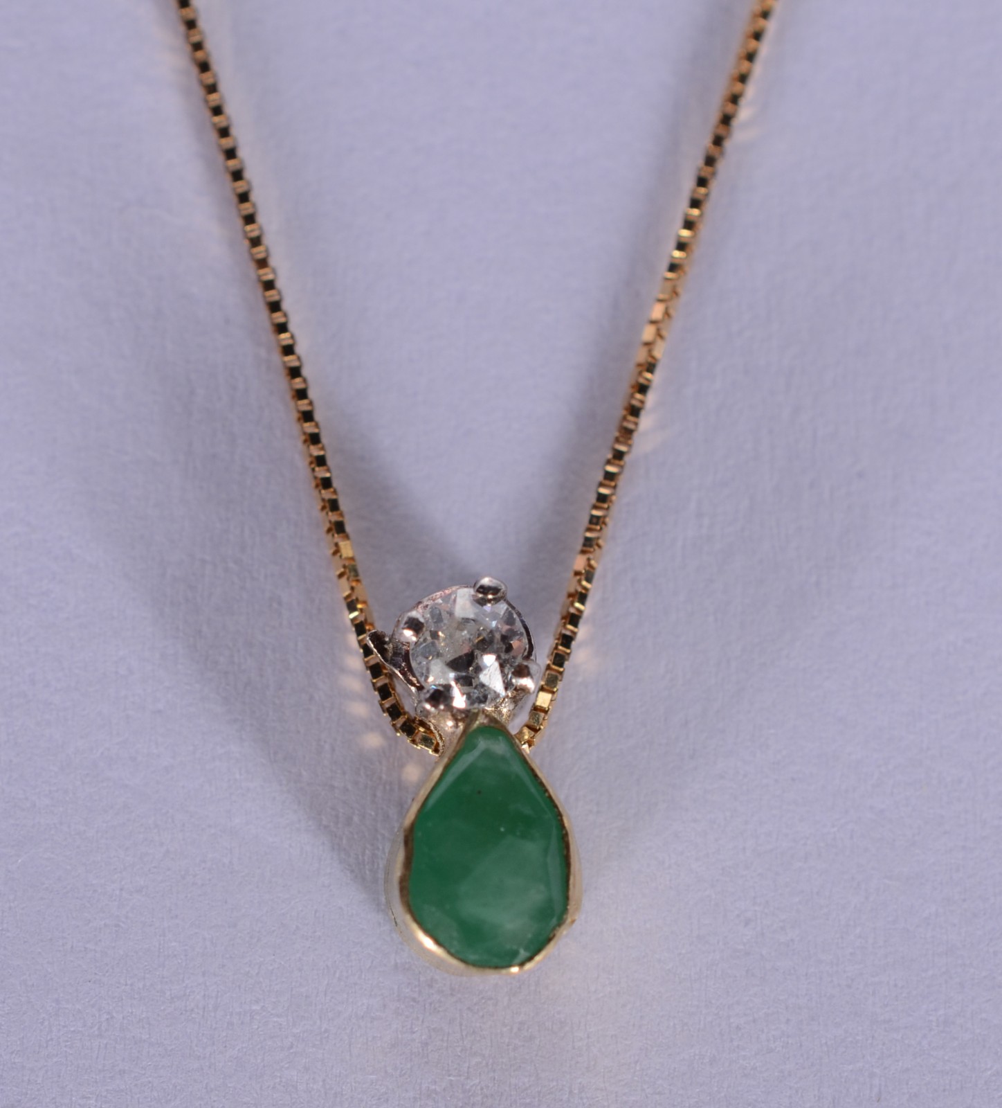 Colar de ouro 18 k, contraste 750 mls, pendente com esmeralda feitio... - foto 1 de 6