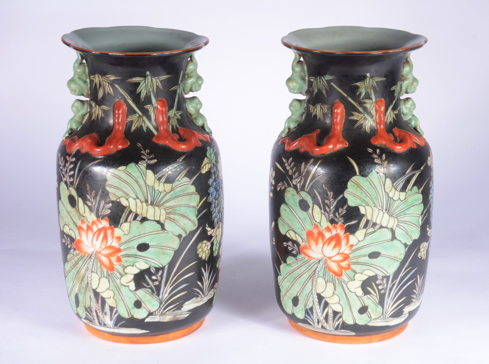 Par de vasos de porcelana oriental, fundo preto com flores em... - foto 1 de 9