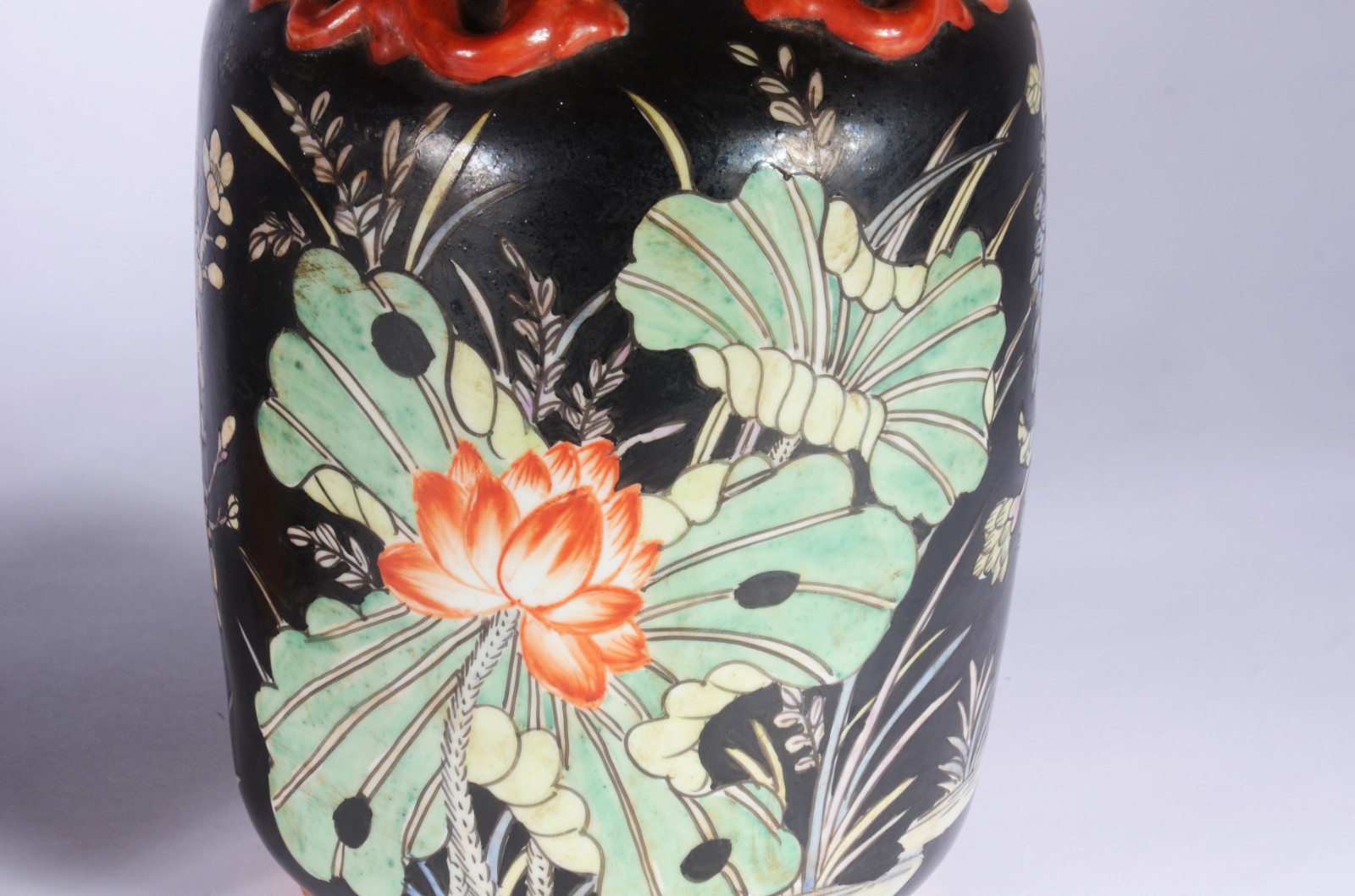 Par de vasos de porcelana oriental, fundo preto com flores em... - foto 2 de 9