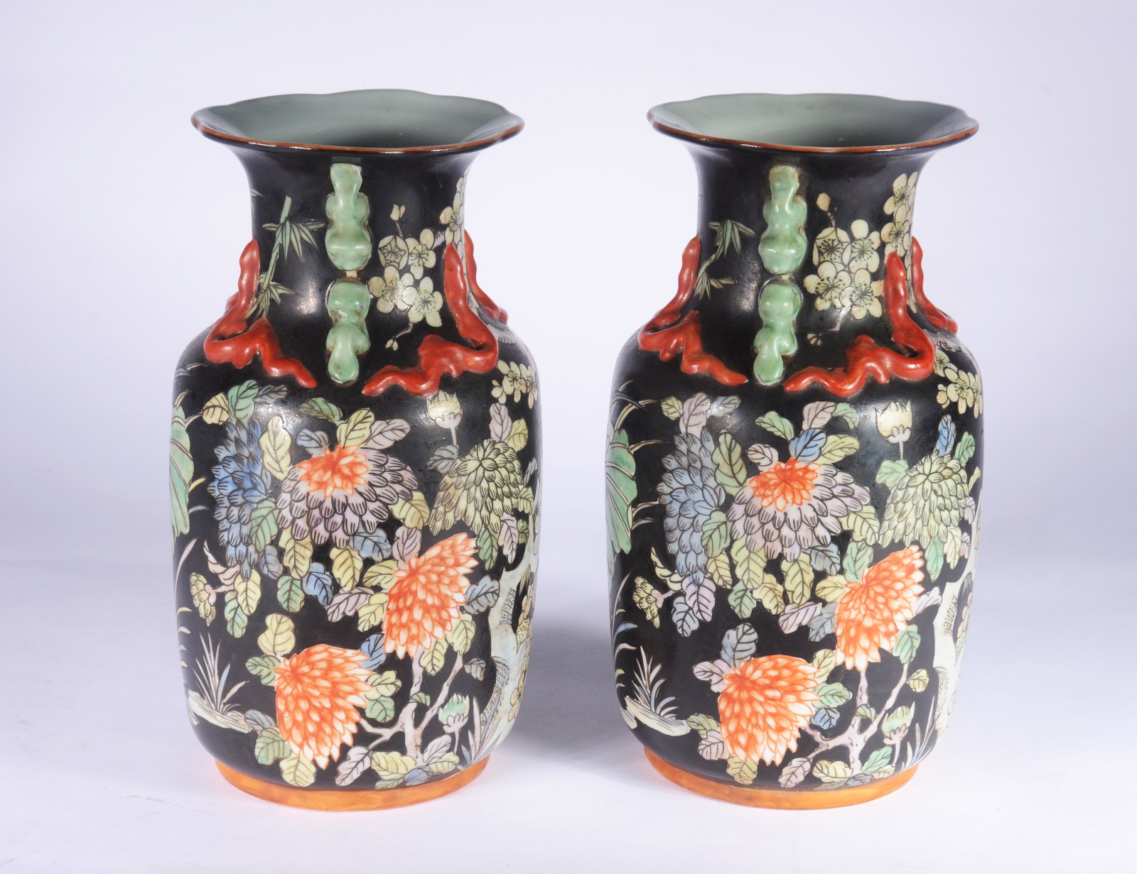 Par de vasos de porcelana oriental, fundo preto com flores em... - foto 3 de 9