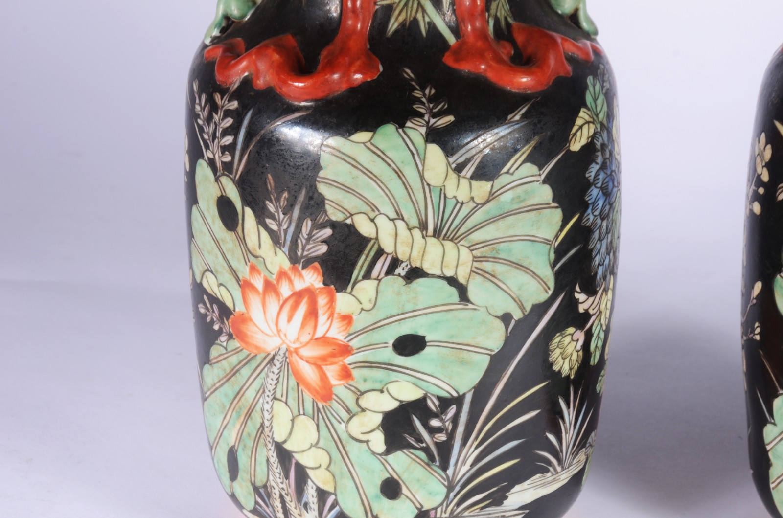 Par de vasos de porcelana oriental, fundo preto com flores em... - foto 4 de 9