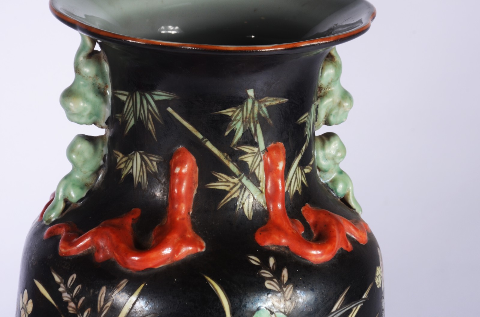 Par de vasos de porcelana oriental, fundo preto com flores em... - foto 5 de 9