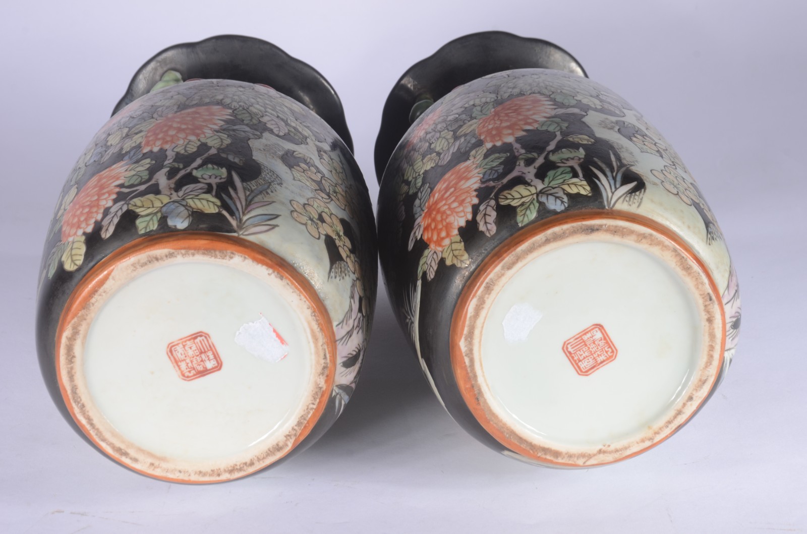 Par de vasos de porcelana oriental, fundo preto com flores em... - foto 6 de 9