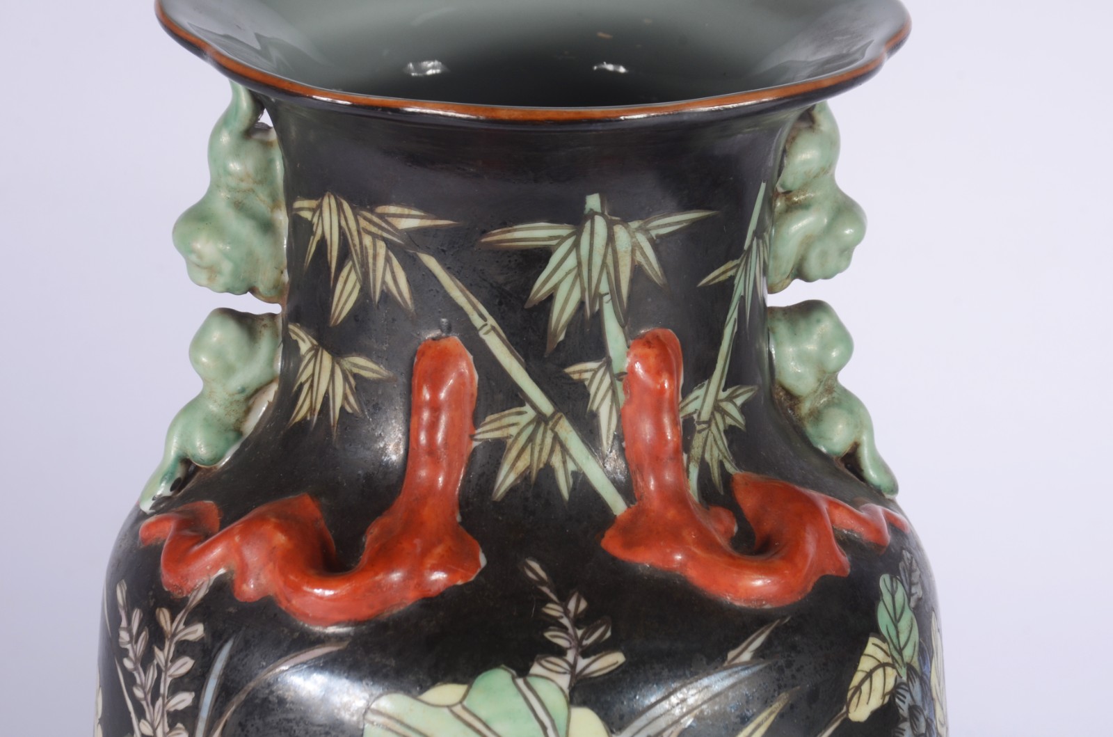 Par de vasos de porcelana oriental, fundo preto com flores em... - foto 7 de 9