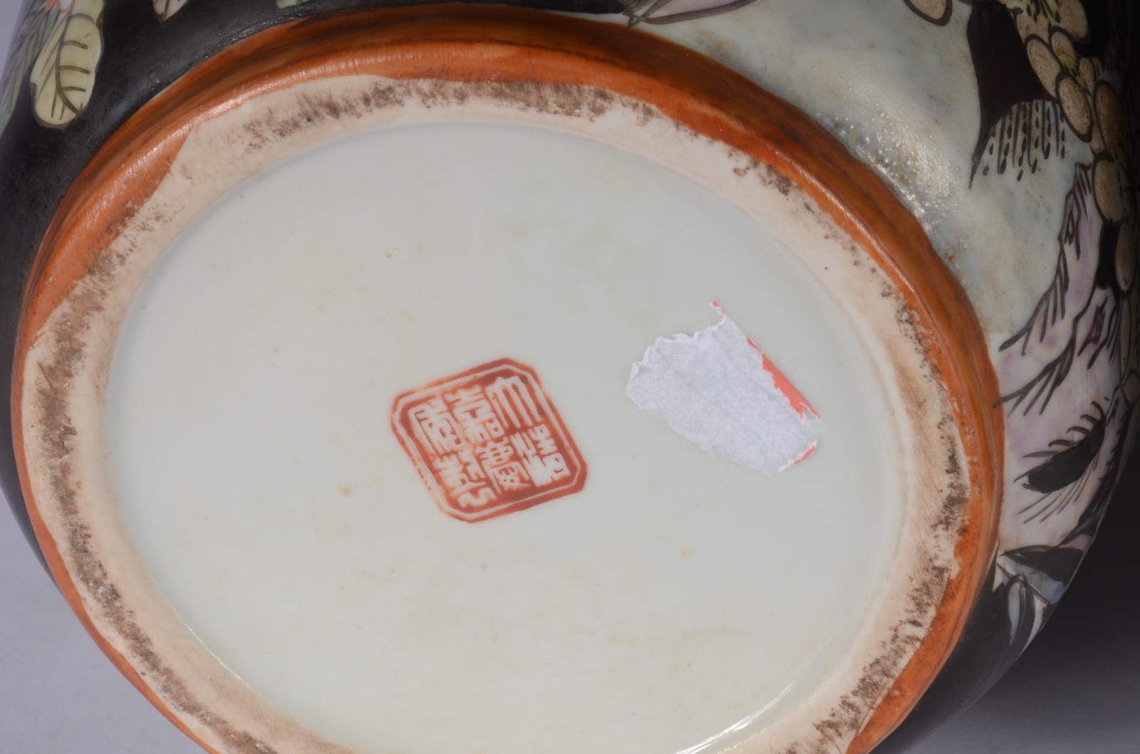 Par de vasos de porcelana oriental, fundo preto com flores em... - foto 8 de 9