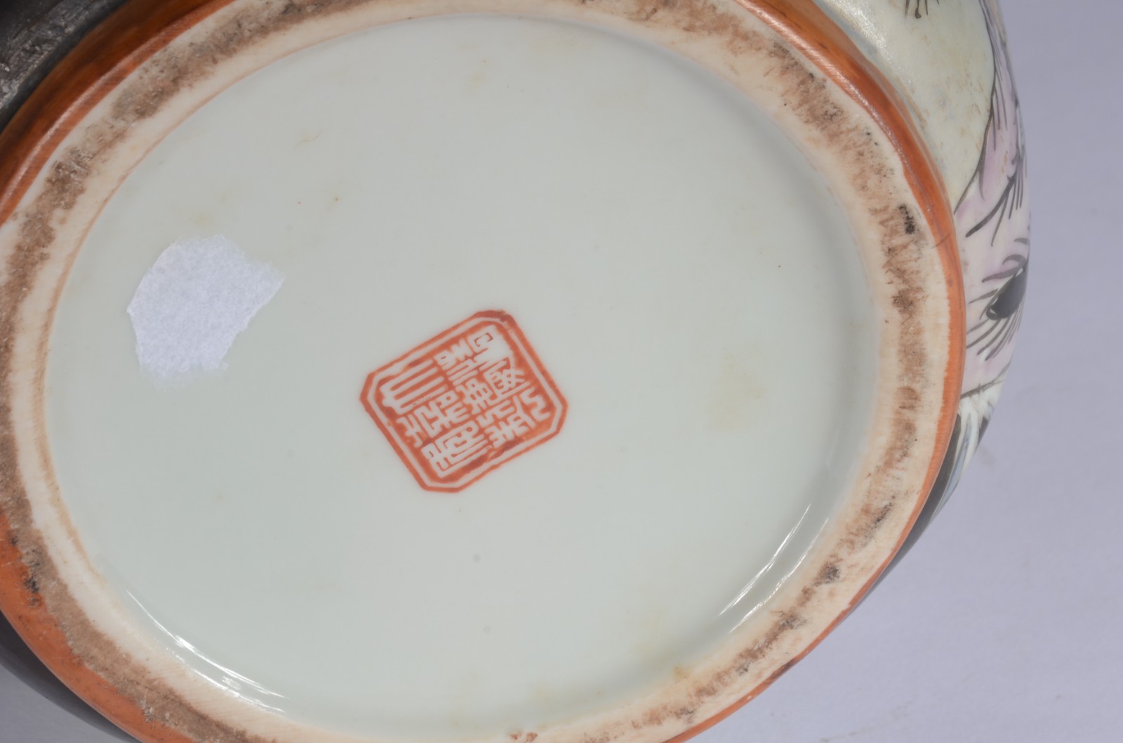 Par de vasos de porcelana oriental, fundo preto com flores em... - foto 9 de 9