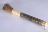 Pincel oriental com pedras e osso. - Pincel oriental com pedras e osso.