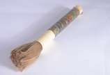 Pincel oriental com pedras e osso. - Pincel oriental com pedras e osso.