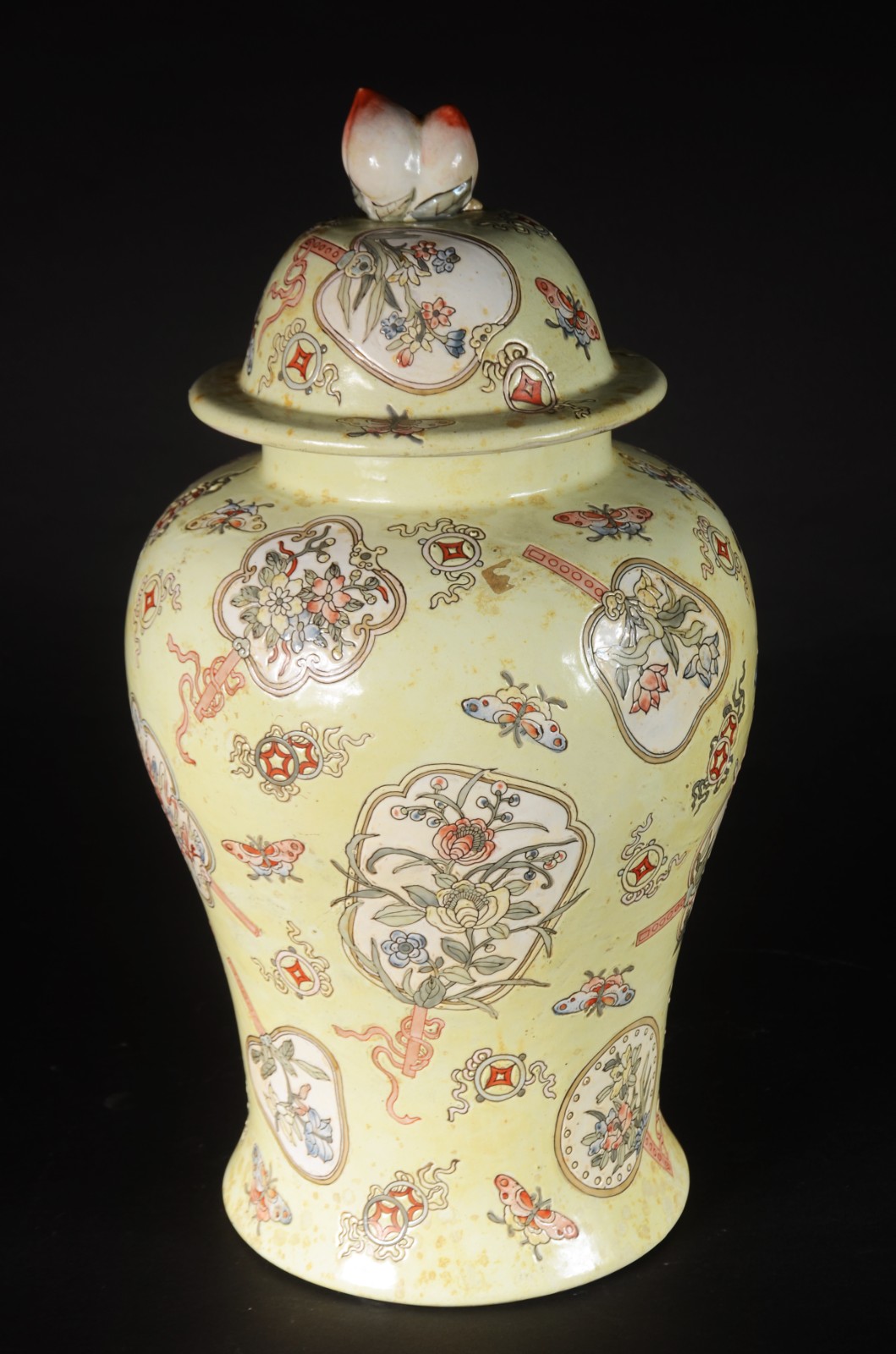 Potiche de porcelana oriental, fundo amarelo com flores em policromia. - foto 1 de 9