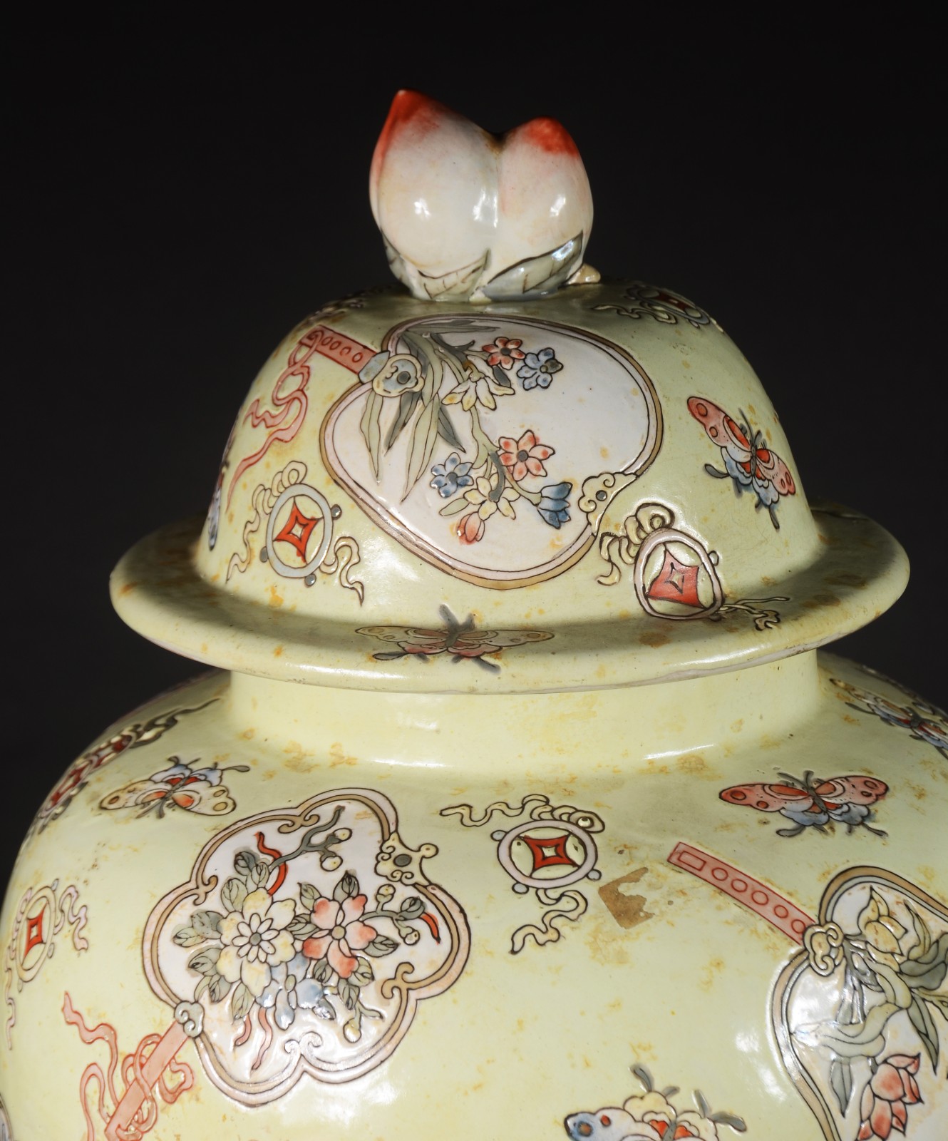 Potiche de porcelana oriental, fundo amarelo com flores em policromia. - foto 2 de 9