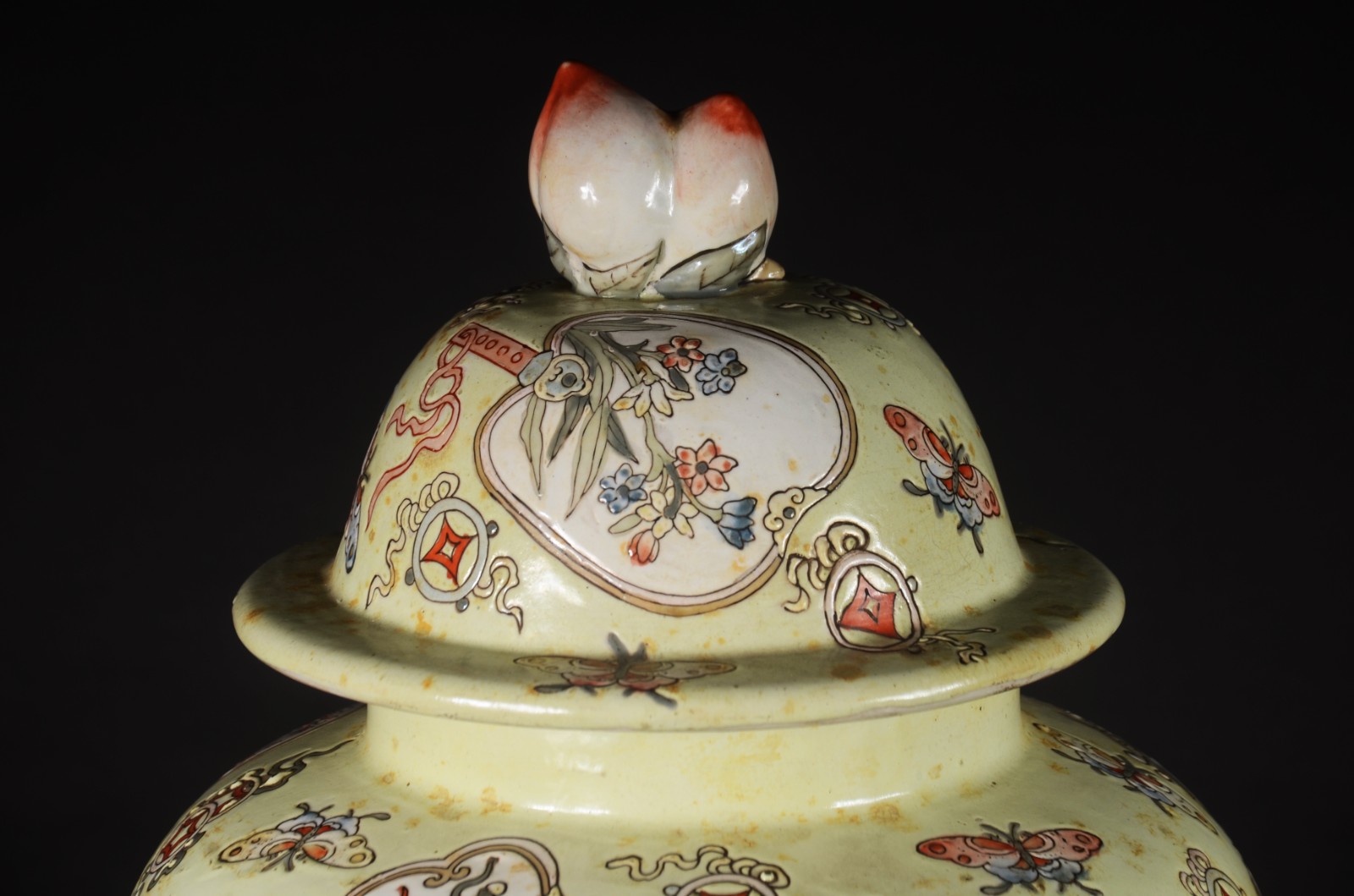 Potiche de porcelana oriental, fundo amarelo com flores em policromia. - foto 3 de 9