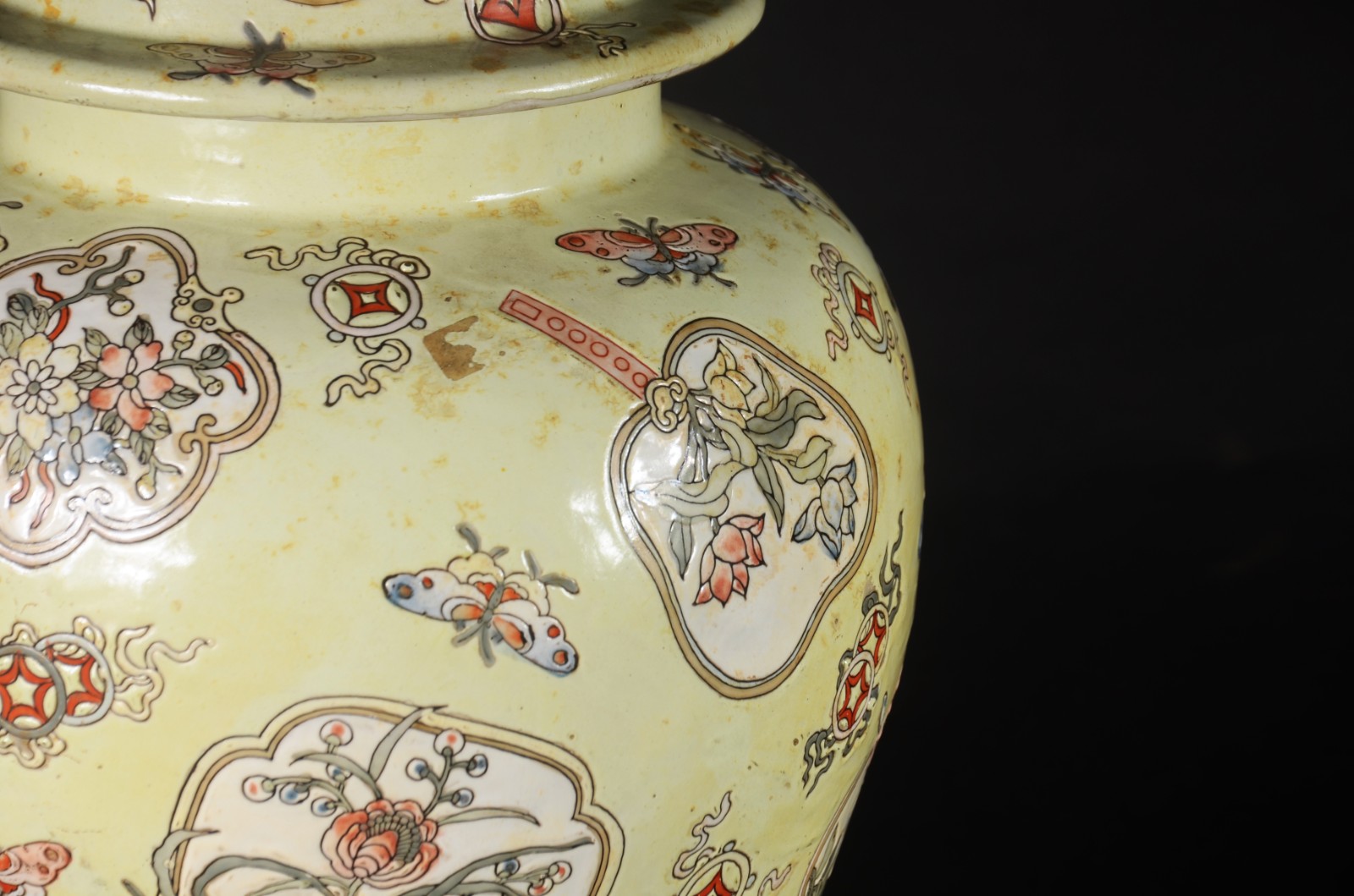 Potiche de porcelana oriental, fundo amarelo com flores em policromia. - foto 4 de 9
