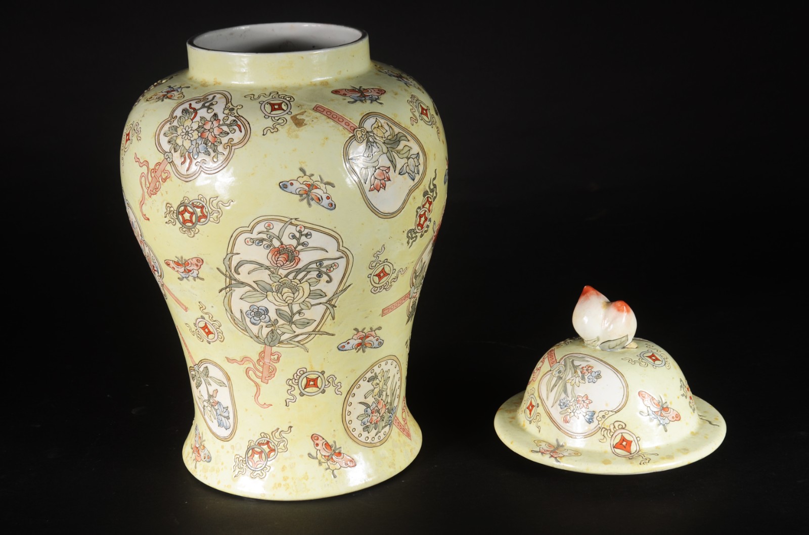 Potiche de porcelana oriental, fundo amarelo com flores em policromia. - foto 5 de 9