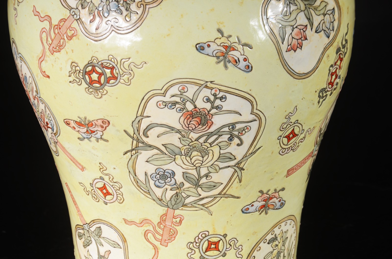 Potiche de porcelana oriental, fundo amarelo com flores em policromia. - foto 6 de 9