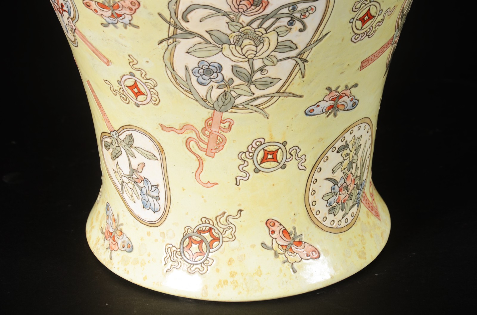 Potiche de porcelana oriental, fundo amarelo com flores em policromia. - foto 7 de 9