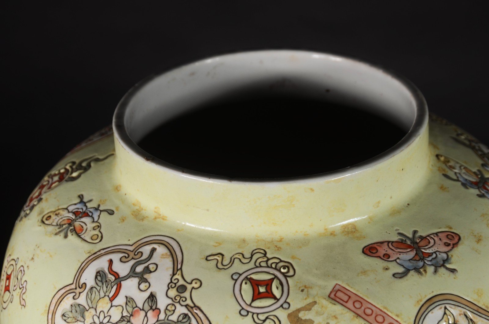 Potiche de porcelana oriental, fundo amarelo com flores em policromia. - foto 8 de 9