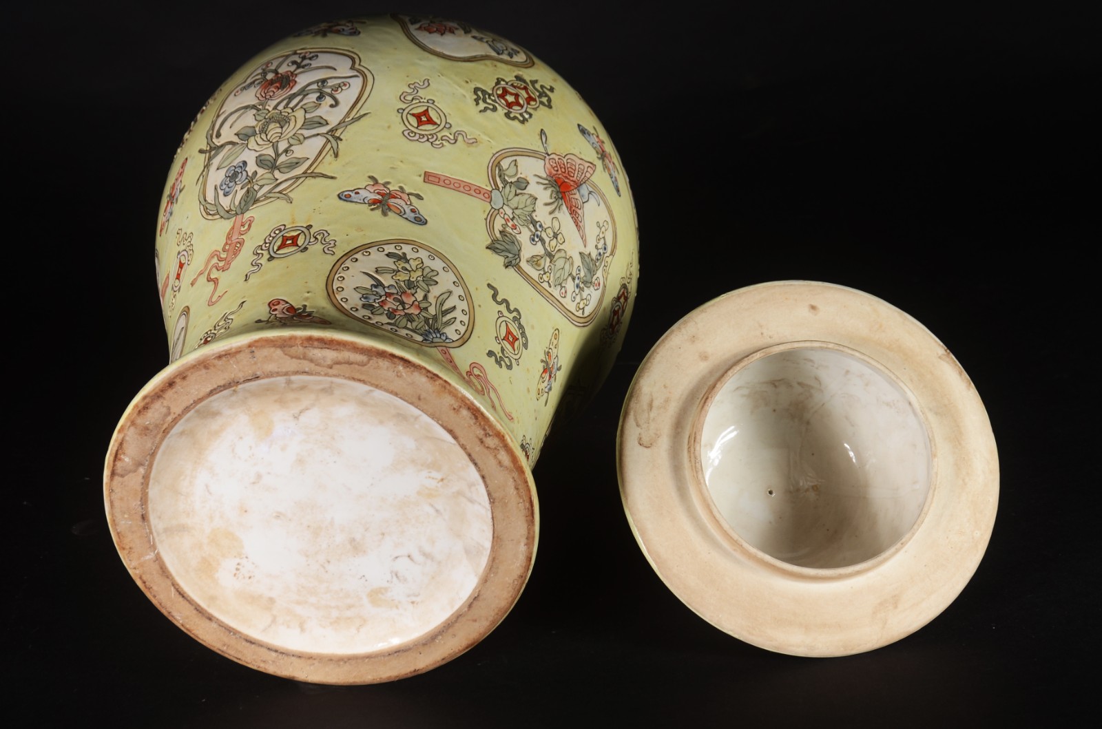 Potiche de porcelana oriental, fundo amarelo com flores em policromia. - foto 9 de 9