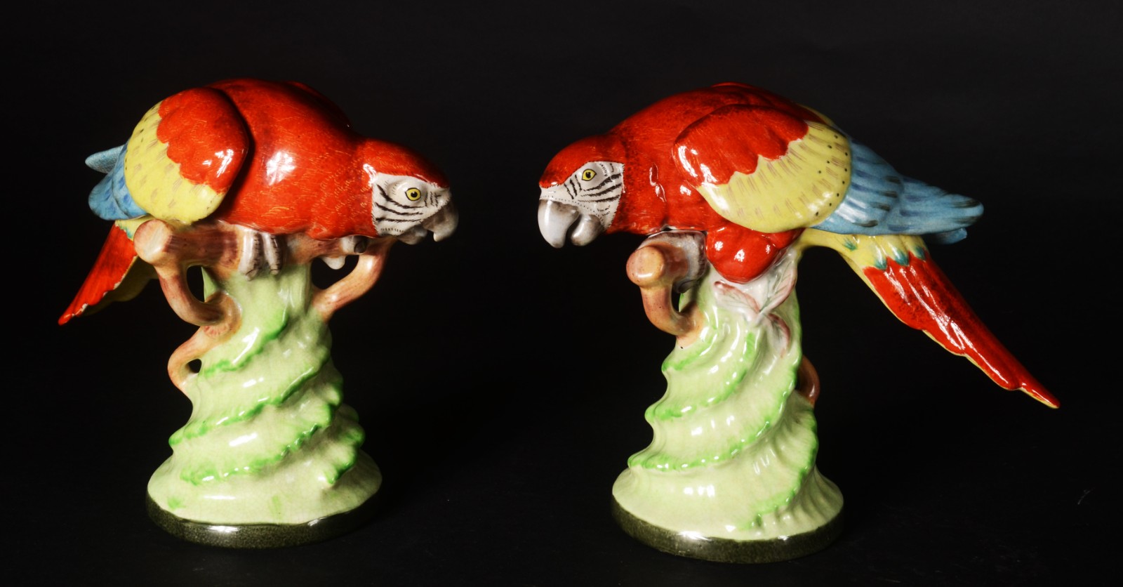 Par de esculturas de porcelana representando araras em policromia. - foto 1 de 9
