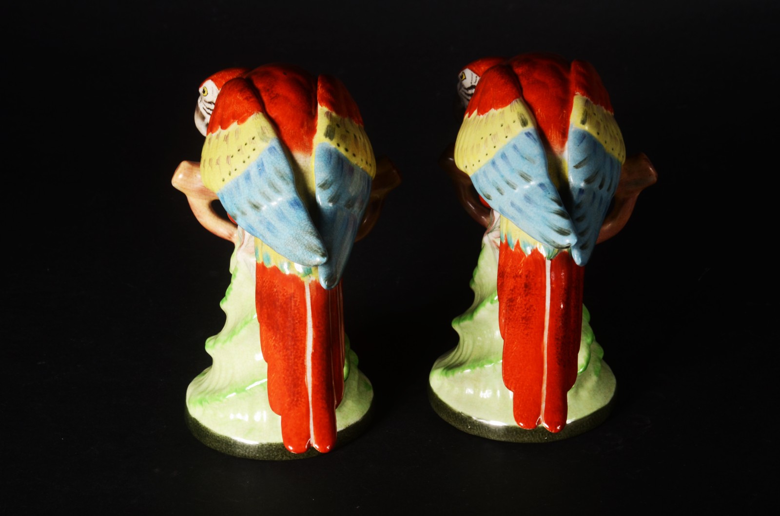 Par de esculturas de porcelana representando araras em policromia. - foto 5 de 9