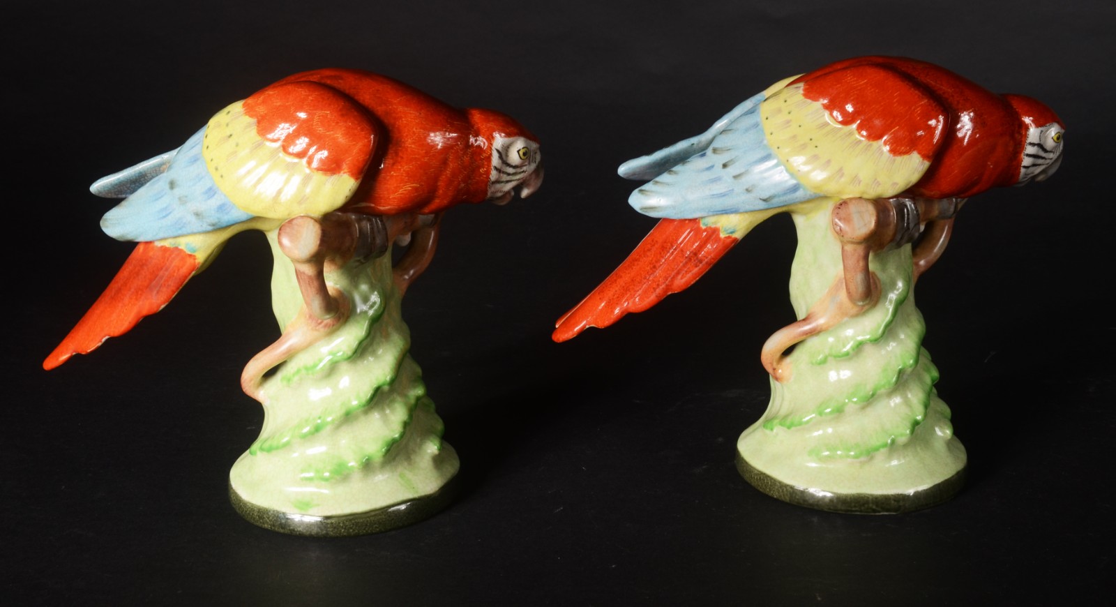 Par de esculturas de porcelana representando araras em policromia. - foto 6 de 9