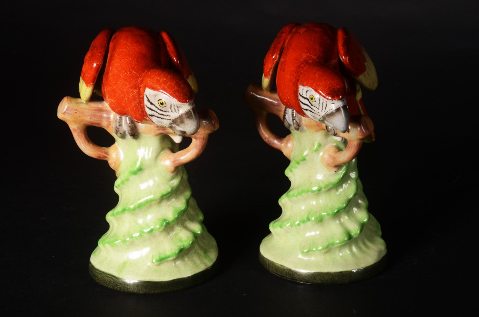 Par de esculturas de porcelana representando araras em policromia. - foto 7 de 9