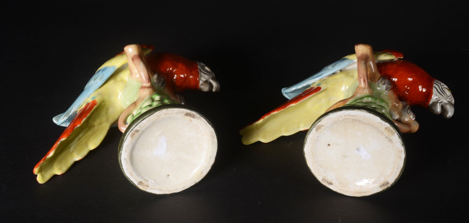 Par de esculturas de porcelana representando araras em policromia. - foto 9 de 9