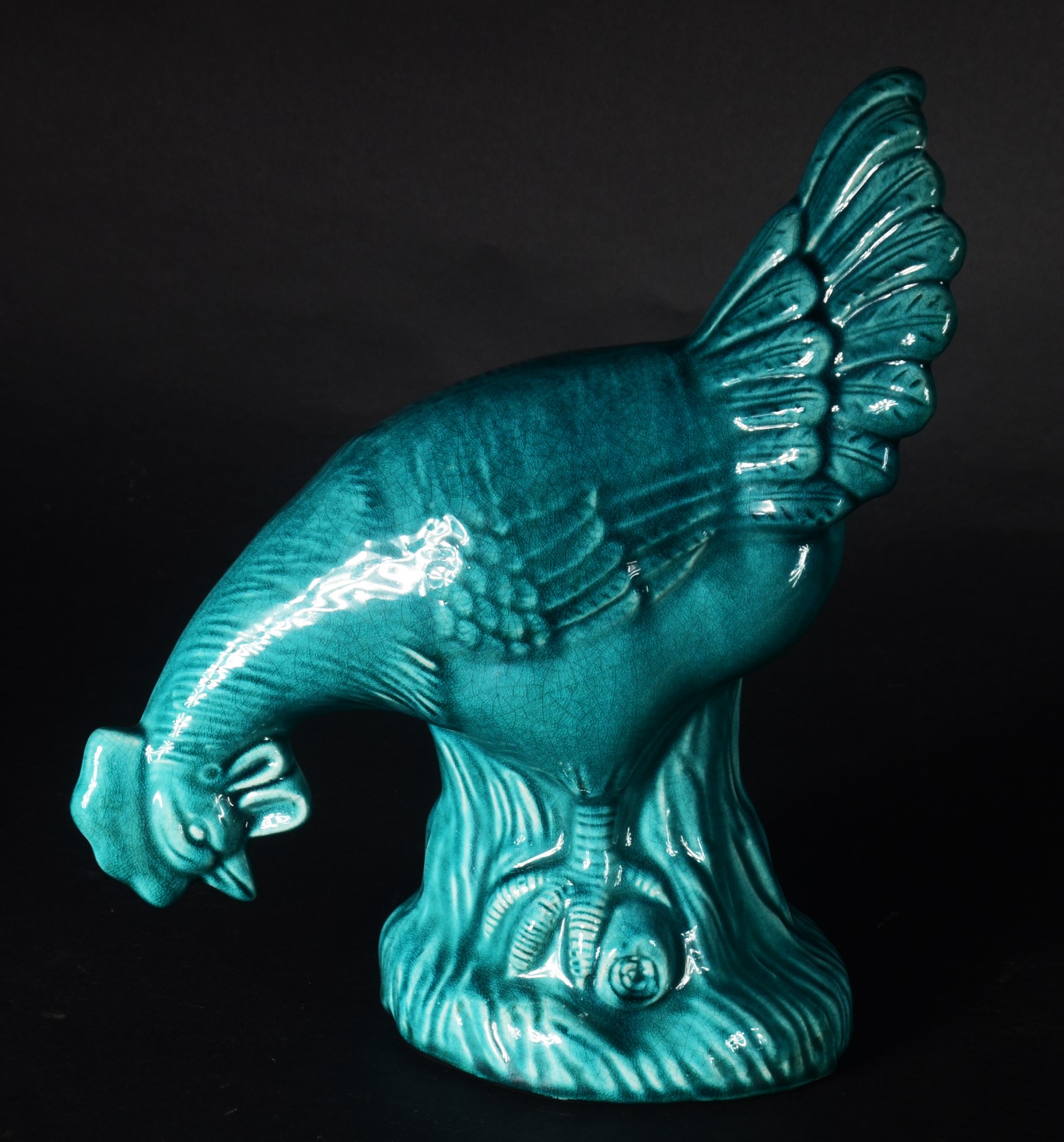 Escultura de cerâmica vitrificada azul representando galinha. - foto 1 de 6