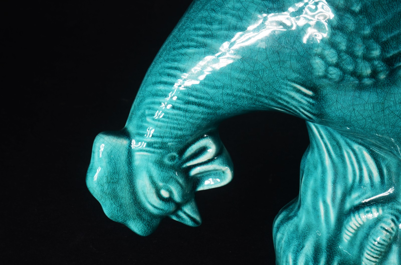 Escultura de cerâmica vitrificada azul representando galinha. - foto 2 de 6