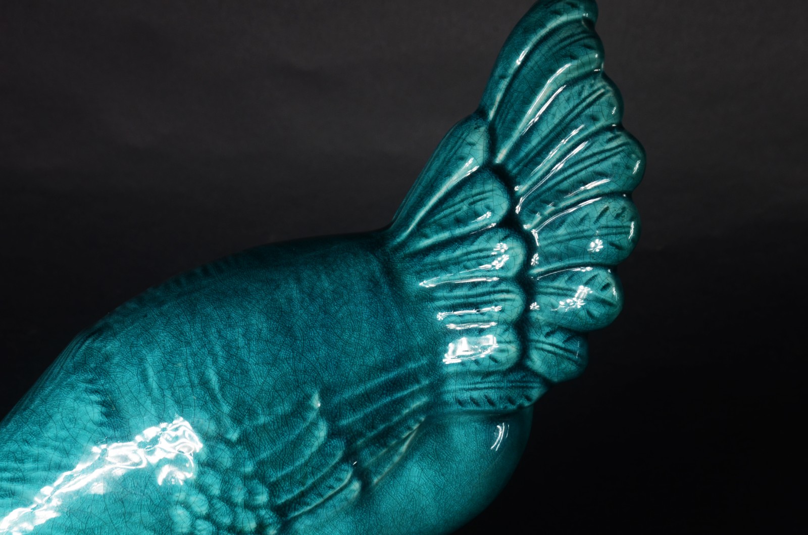 Escultura de cerâmica vitrificada azul representando galinha. - foto 4 de 6