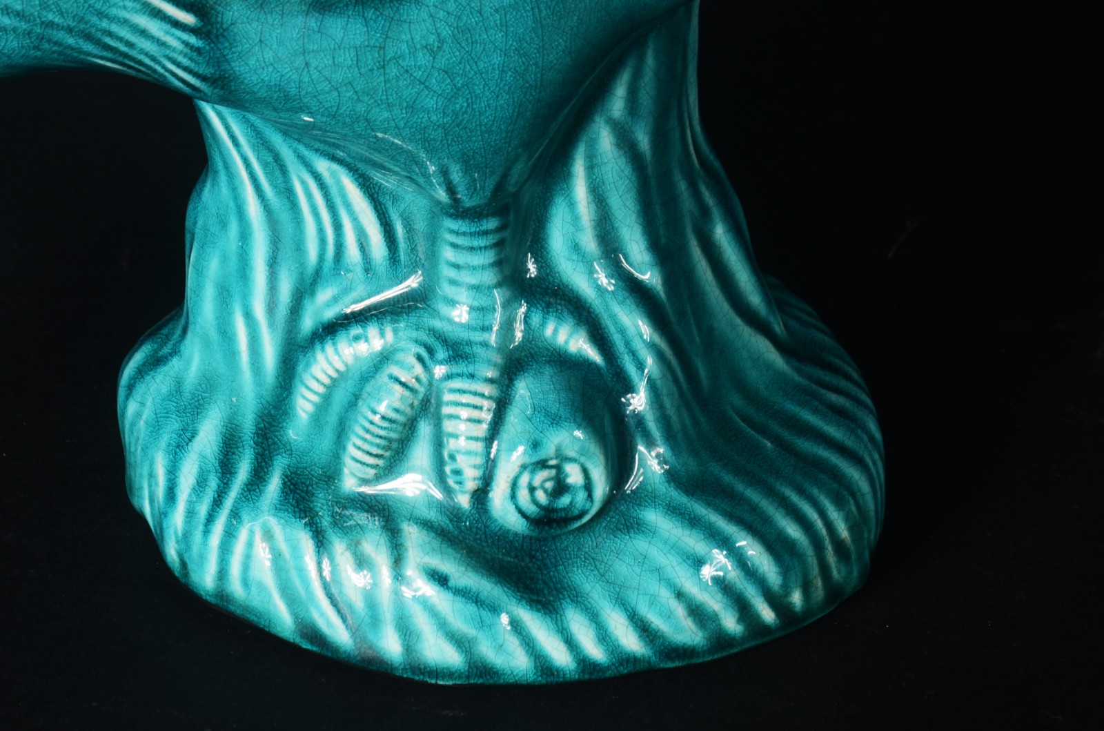 Escultura de cerâmica vitrificada azul representando galinha. - foto 5 de 6