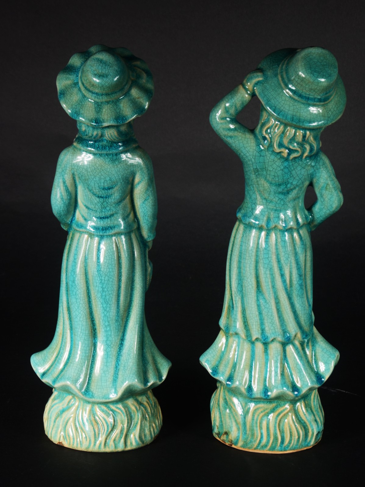 Duas meninas de cerâmica azul. - foto 5 de 8