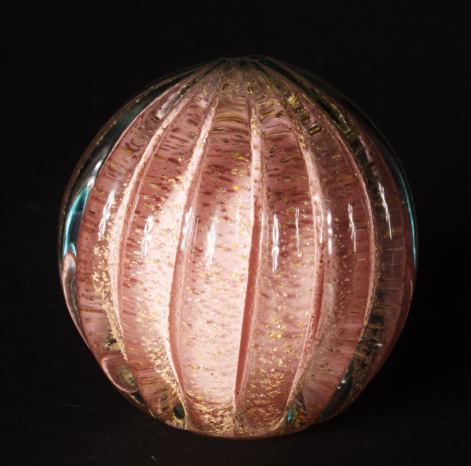 Peso de vidro decorativo na cor rosa, trabalhado em gomos com pó de... - foto 1 de 4