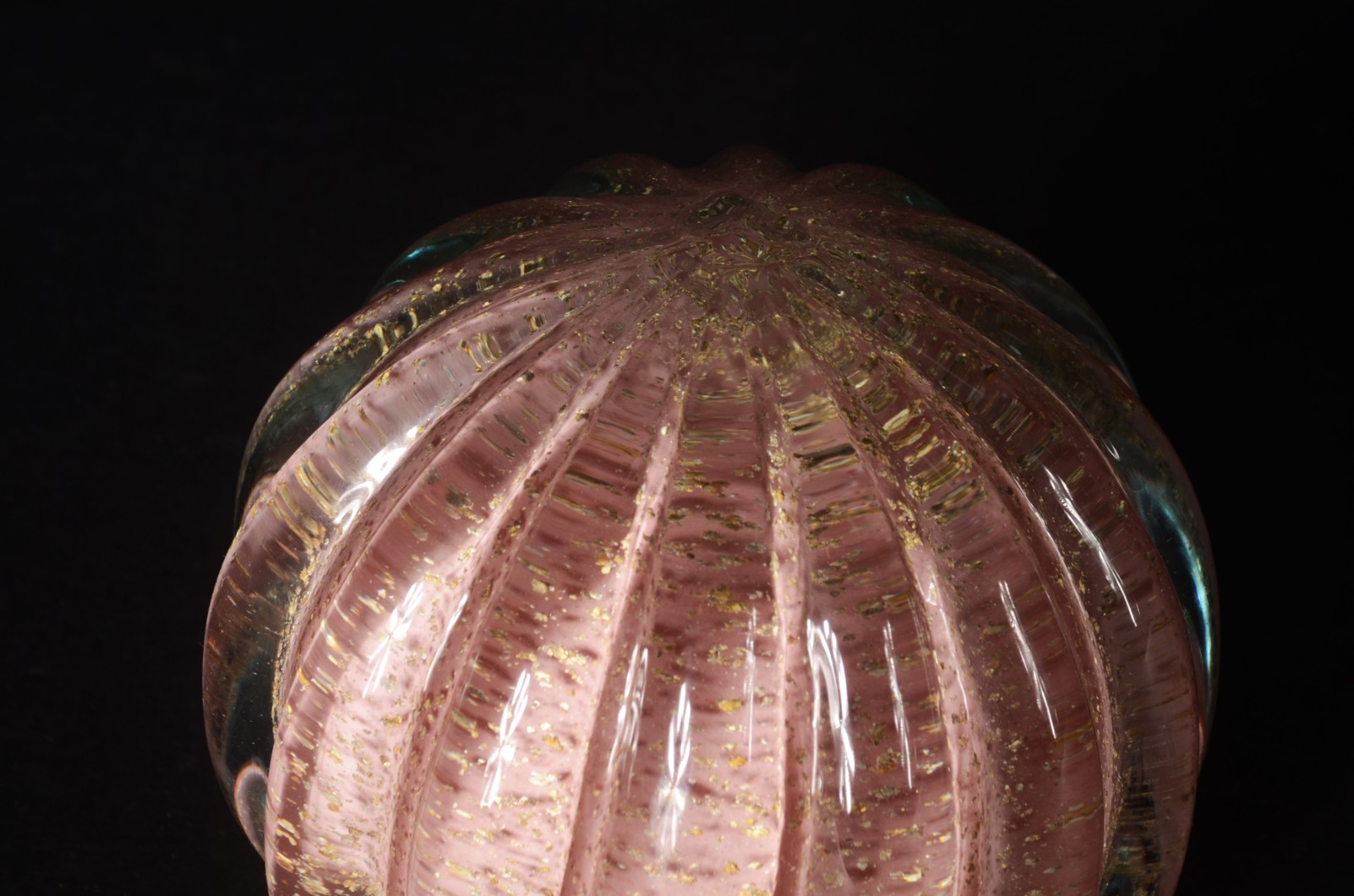 Peso de vidro decorativo na cor rosa, trabalhado em gomos com pó de... - foto 2 de 4