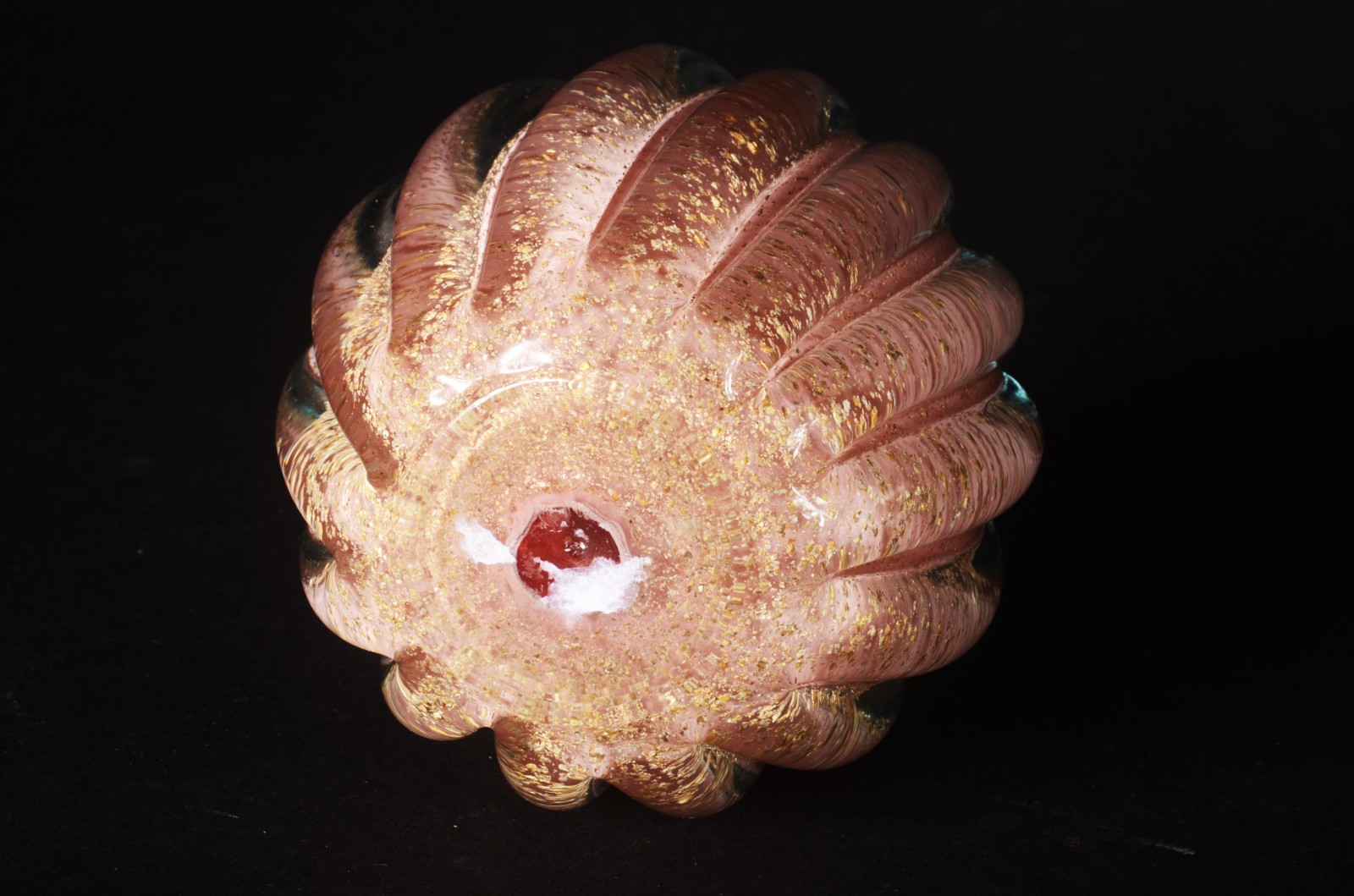 Peso de vidro decorativo na cor rosa, trabalhado em gomos com pó de... - foto 3 de 4
