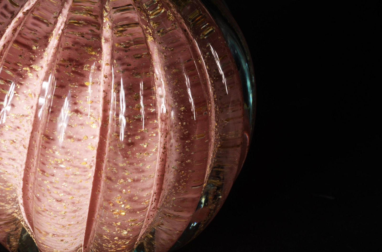 Peso de vidro decorativo na cor rosa, trabalhado em gomos com pó de... - foto 4 de 4