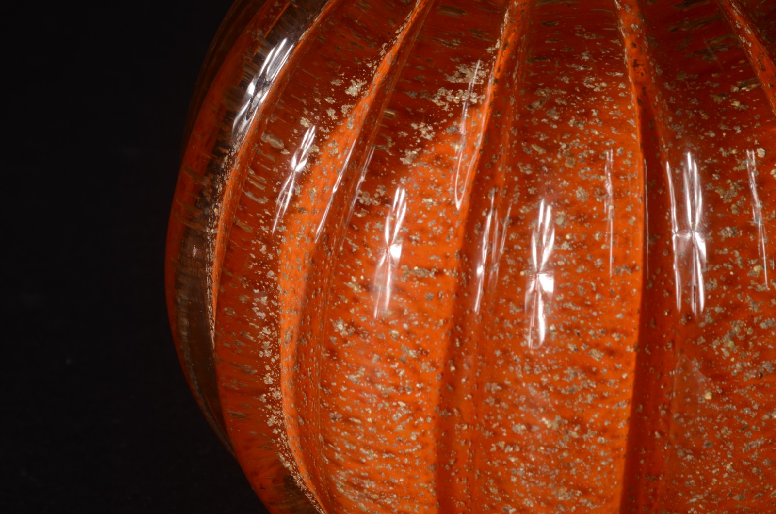 Peso de papel de vidro decorativo na cor laranja, trabalho em gomos... - foto 2 de 4