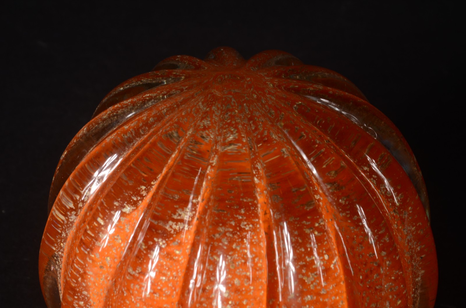 Peso de papel de vidro decorativo na cor laranja, trabalho em gomos... - foto 3 de 4